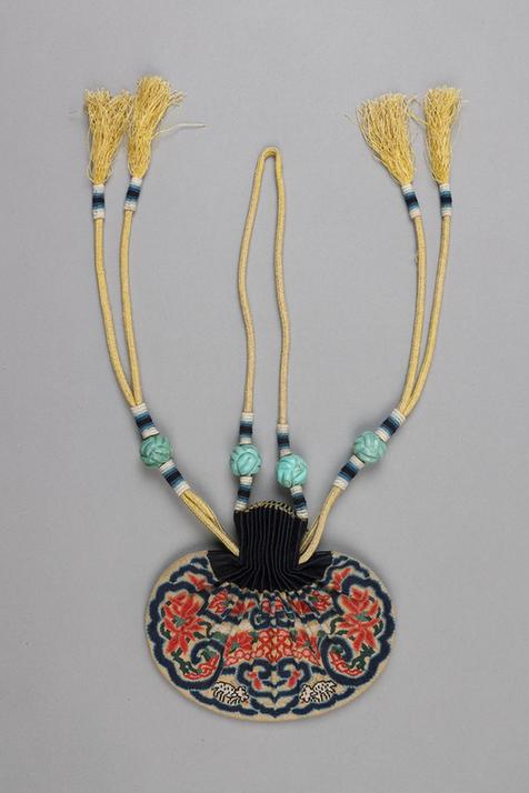 石青色缎口满纳菊花盘肠纹椭圆荷包