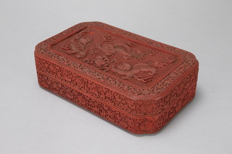 剔红三狮戏球图缠枝莲纹长方盒