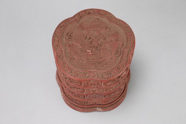 剔红三狮戏球图开光花卉纹梅花式三层套盒