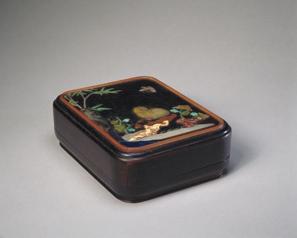 紫檀百宝嵌猫蝶图长方盒