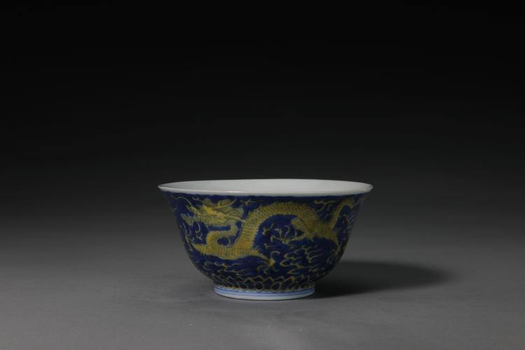 道光款蓝地黄彩云龙纹碗