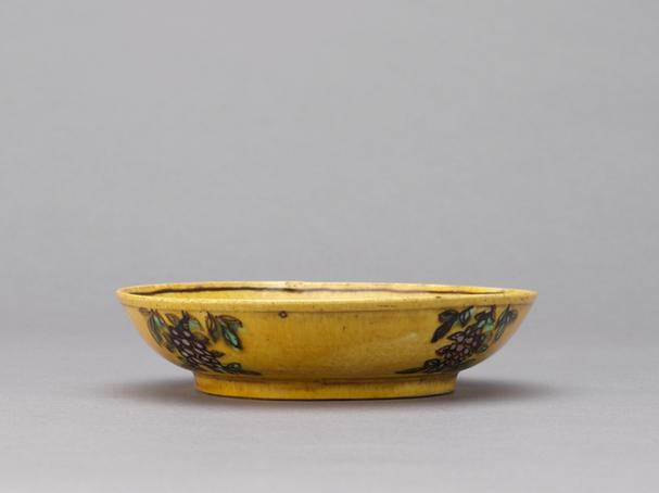 万历款黄地紫绿彩龙纹盘