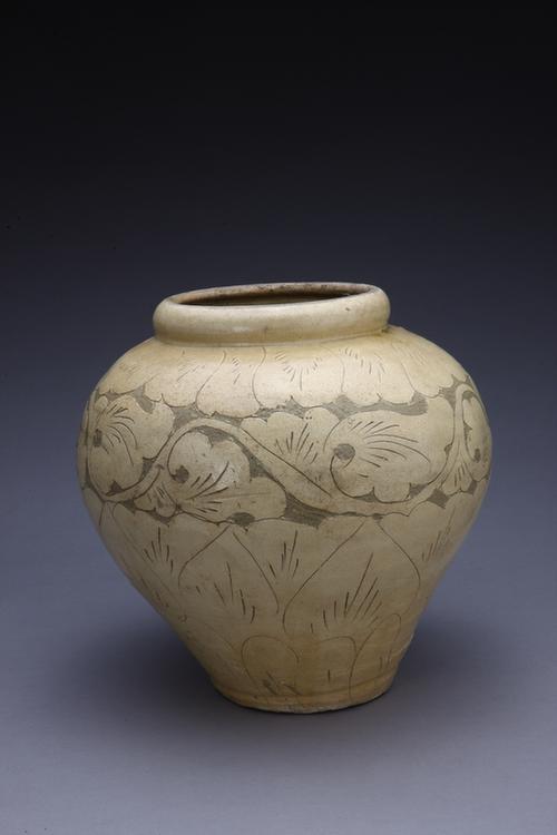 白釉剔花缠枝莲纹罐