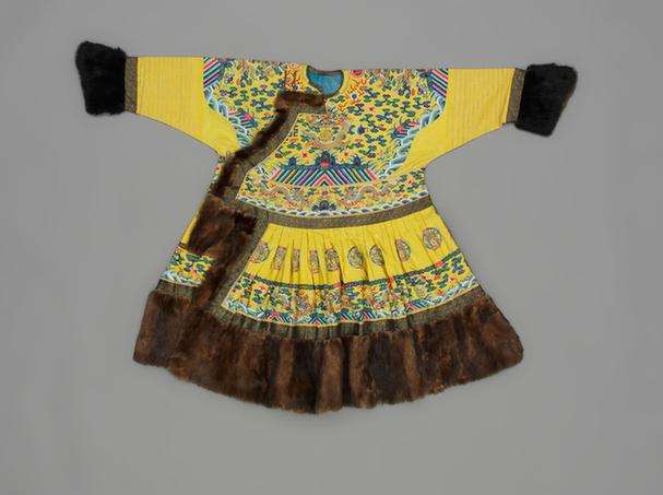 明黄色缂丝彩云金龙纹镶皮边男夹朝袍