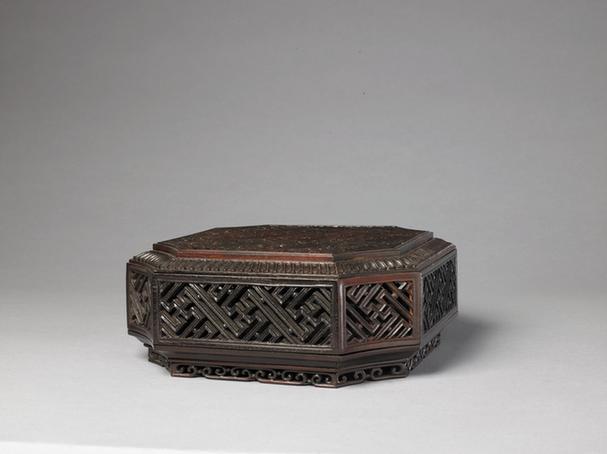 紫檀雕卐字委角方盒