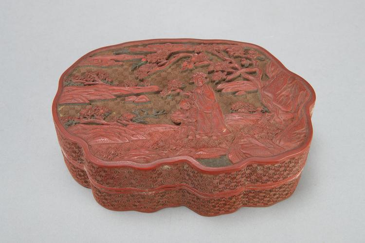 剔红山水人物图云头式盒