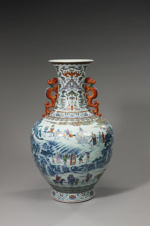 乾隆款斗彩进宝图螭耳撇口瓶