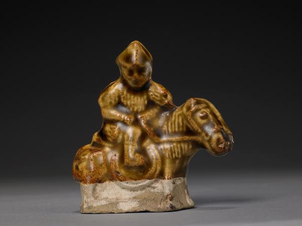 褐釉瓷骑马人像