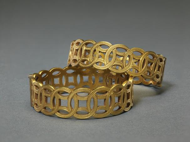 金镂雕古钱纹镯