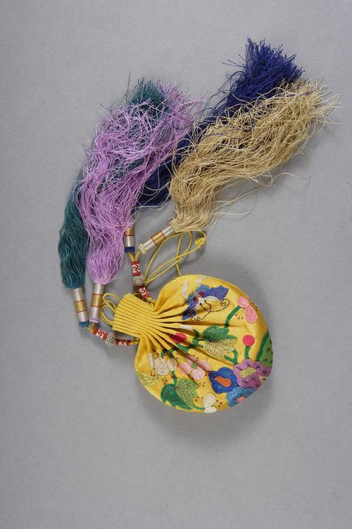 黄色缎钉绫绣海棠花纹活计-荷包