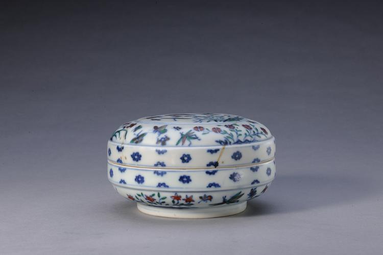 成化款斗彩花蝶纹圆盖盒