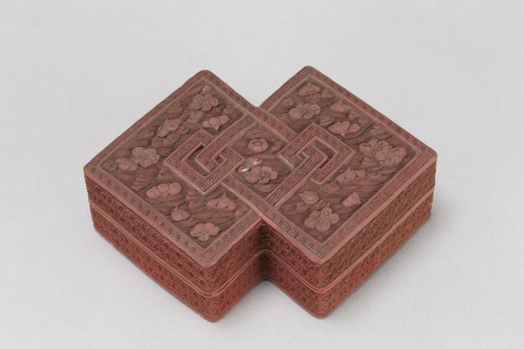 剔红落花流水纹方胜式盒