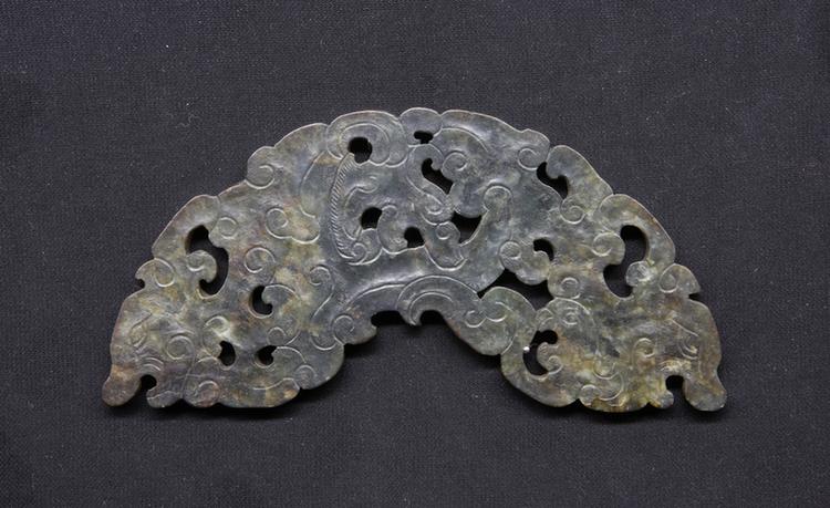 碧玉镂雕夔龙璜