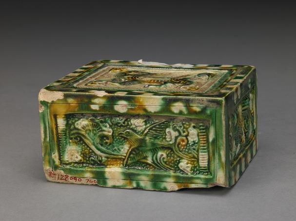 三彩刻狮纹方枕