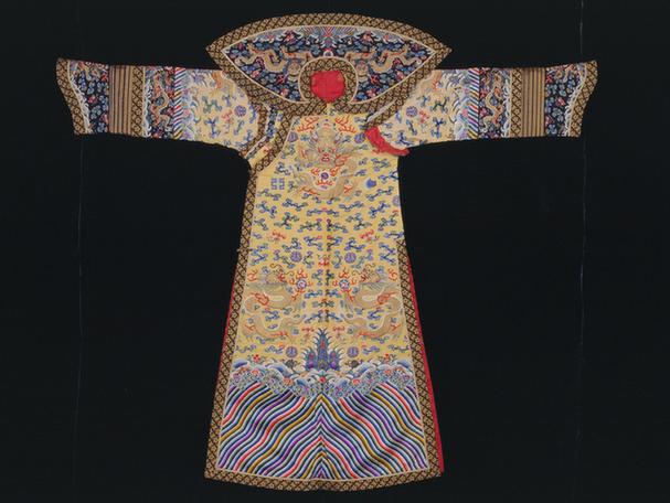 明黄色江绸绣彩云蝠金龙纹女棉朝袍