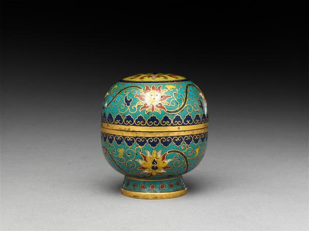 景泰款掐丝珐琅勾莲五蝠捧寿纹圆盒