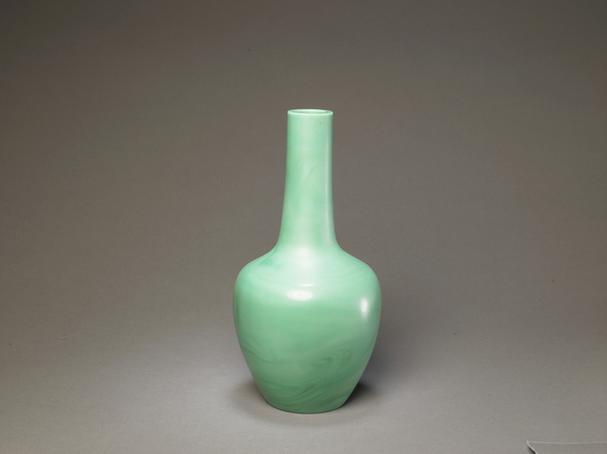 乾隆款鹦哥绿色玻璃直口长颈瓶