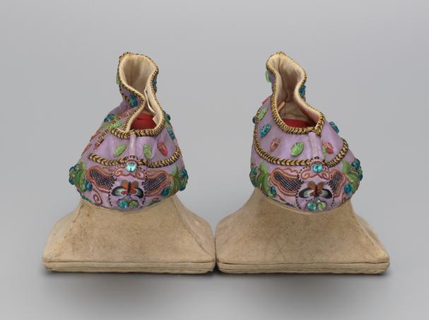 雪灰色缎绣葡萄纹嵌料珠花盆底女夹鞋