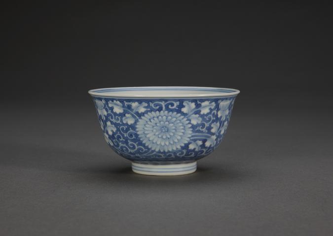 青花缠枝菊纹小碗