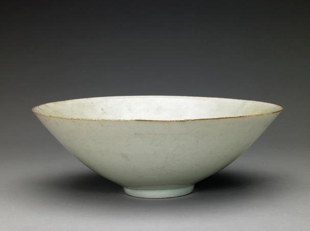 青白釉划花婴戏图碗