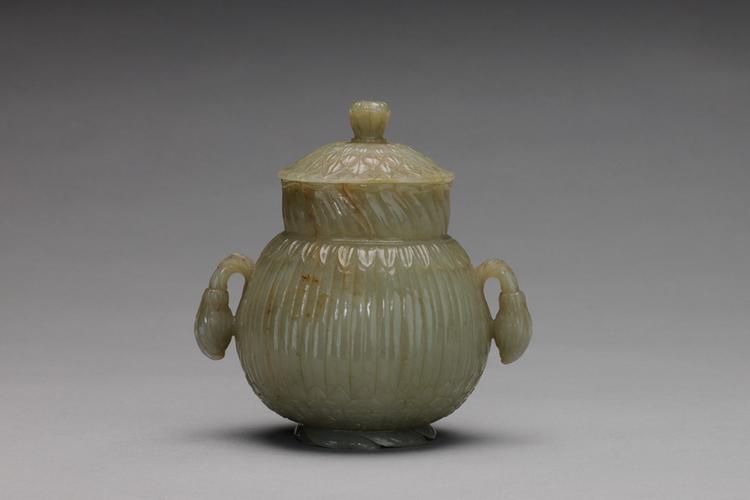 痕都斯坦青玉双花耳带盖罐