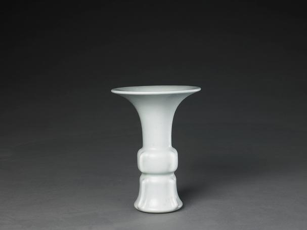 乾隆款天蓝釉出戟花觚