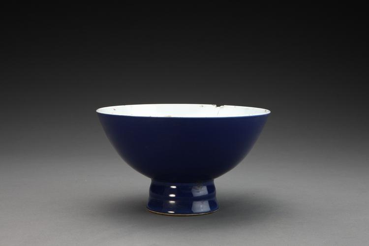 雍正款祭蓝釉高足碗