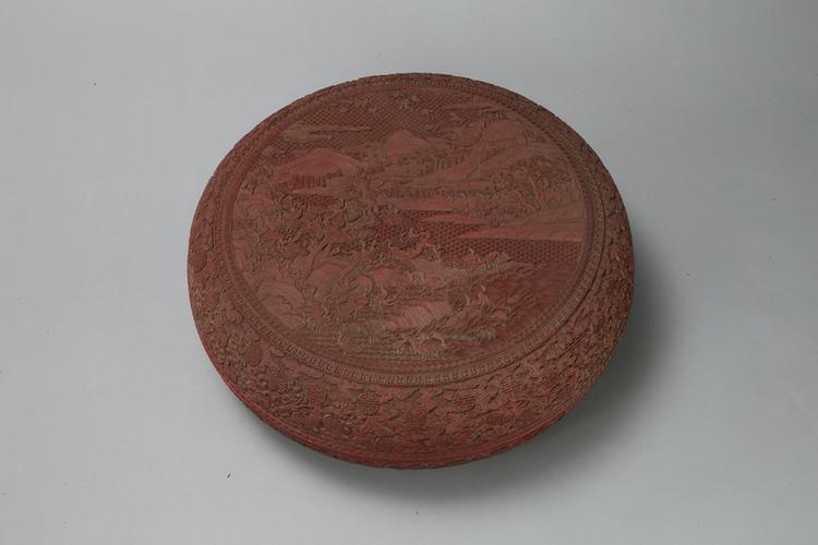 剔红松鹤图圆盒