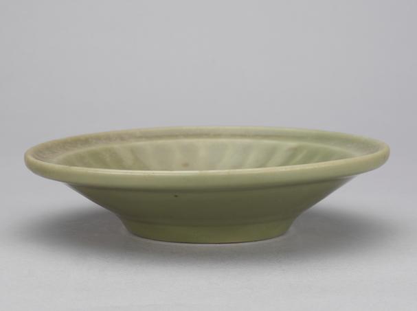 龙泉窑青釉印花菊瓣盘