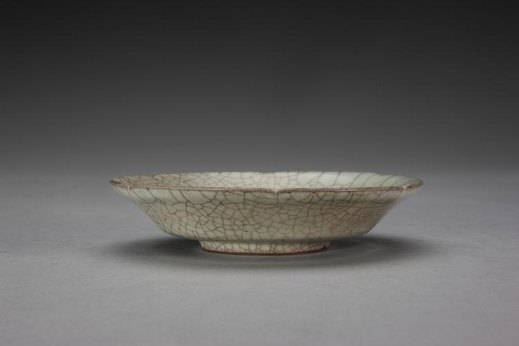 哥窑青灰釉葵瓣口盘