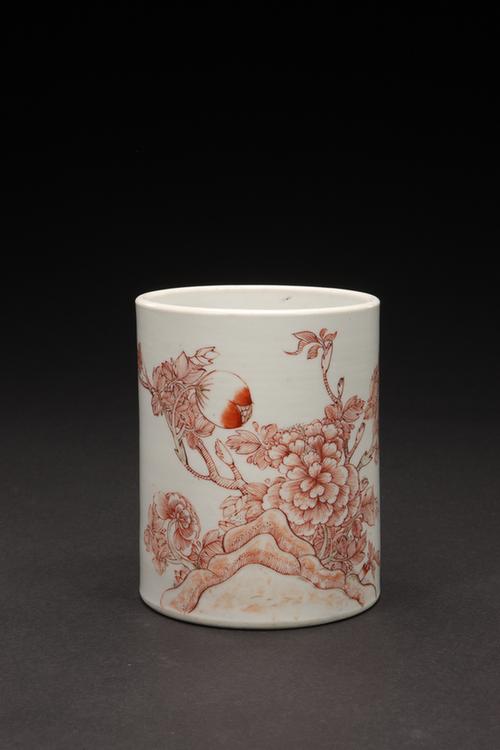 矾红彩加金牡丹花蝶纹笔筒