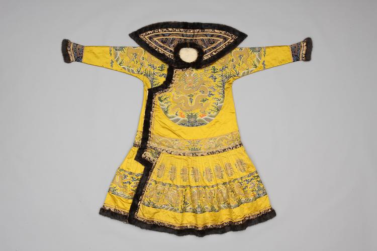 明黄色彩云金龙纹妆花缎上羊皮下水獭皮边男朝袍