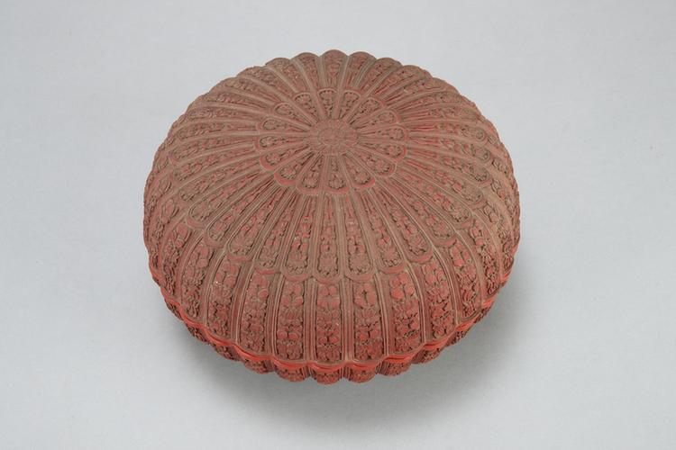 剔红菊花纹菊瓣式盒