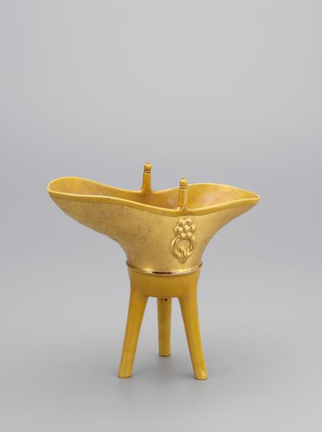 乾隆款黄釉涂金爵