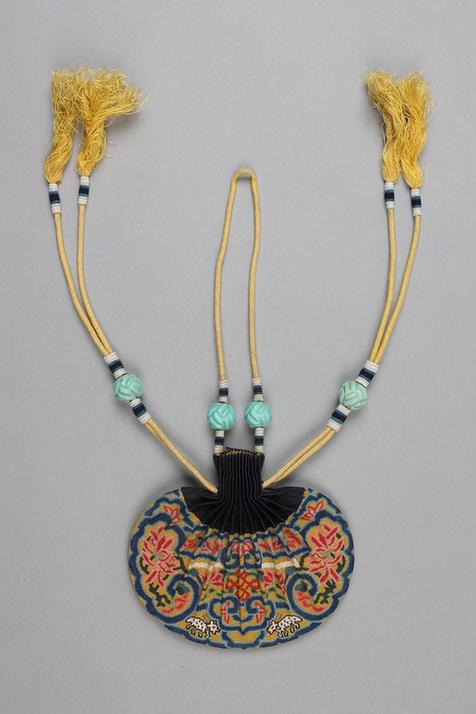 石青色缎口满纳菊花盘肠纹椭圆荷包