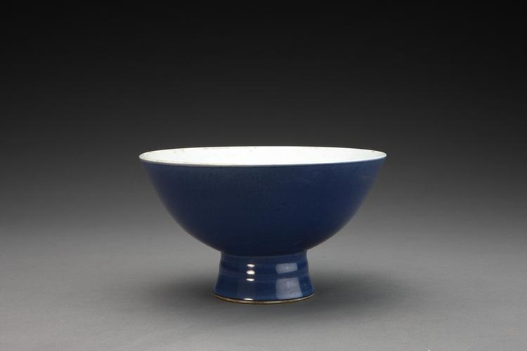 雍正款祭蓝釉高足碗