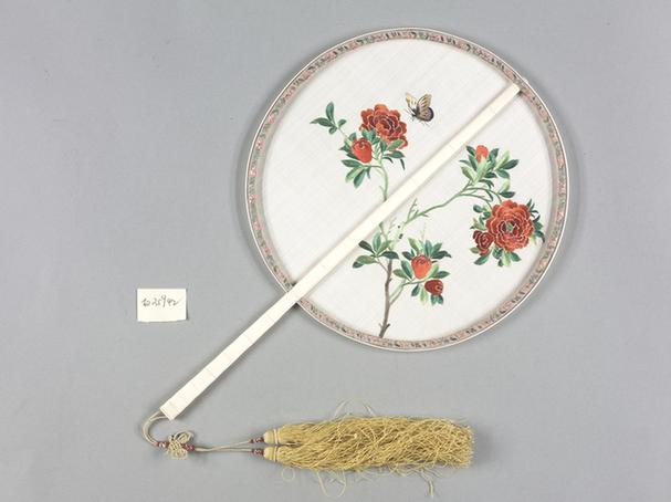 白色绸绣花蝶图面象牙雕竹节纹边柄团扇