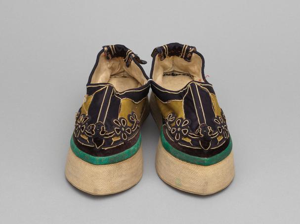 香色缎补绒云纹头尖底鞋