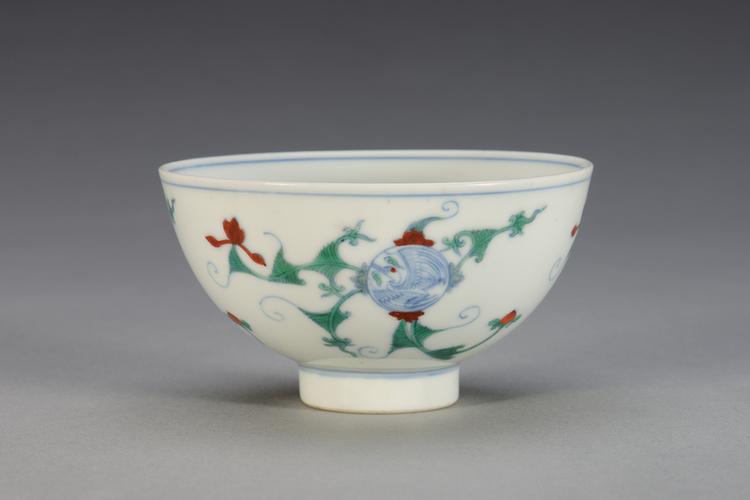 雍正款斗彩团鹤折枝花纹小碗