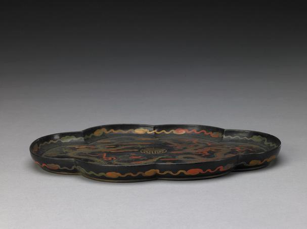 描彩漆双龙捧寿纹六瓣盘