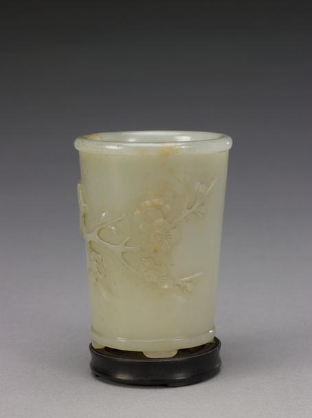 青玉浮雕梅花图笔筒