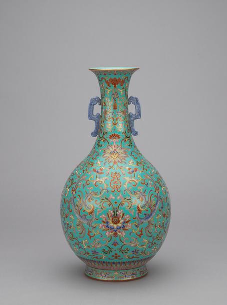 嘉庆款松石绿地粉彩夔凤衔花纹双耳瓶