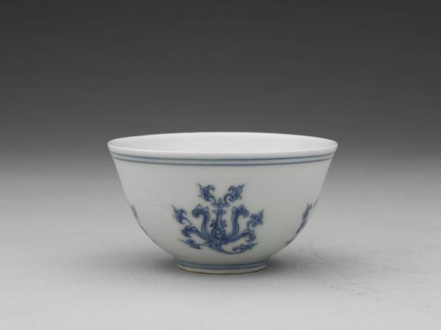 青花折枝宝莲杯