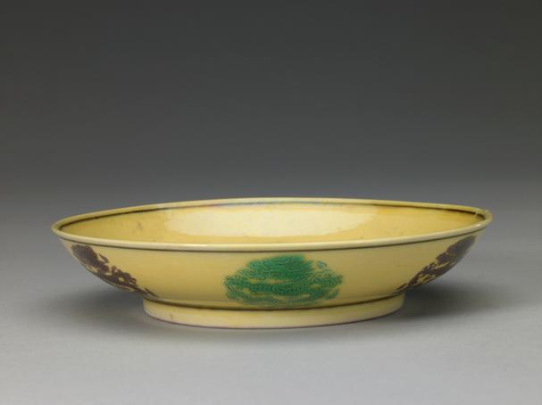 康熙款黄地素三彩里双龙外团龙纹盘