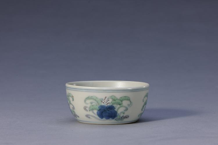 青花斗彩折枝花卉纹杯