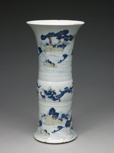 青花釉里红蟠螭山水图尊