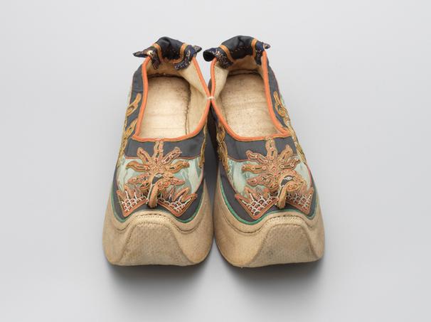 湖色缎米珠凤纹头皂鞋