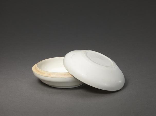 德化窑白釉划花纹印泥盒