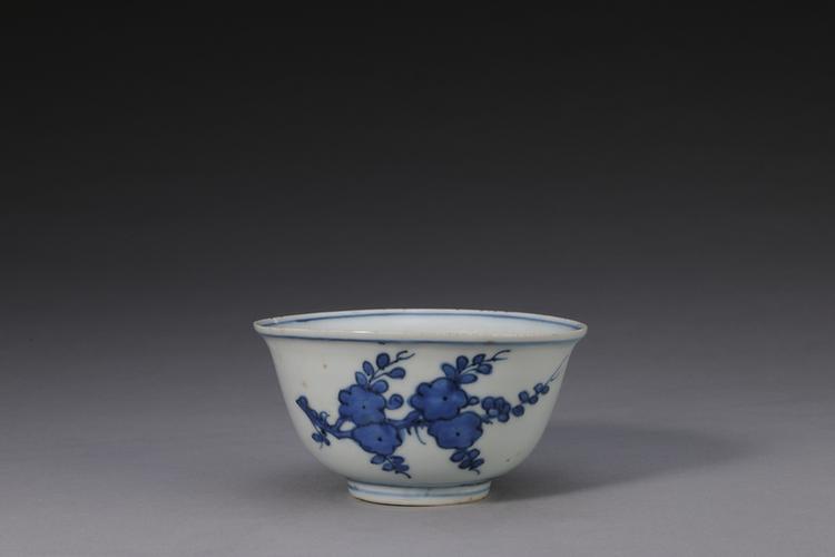 隆庆款青花折枝梅花蜂蝶纹碗