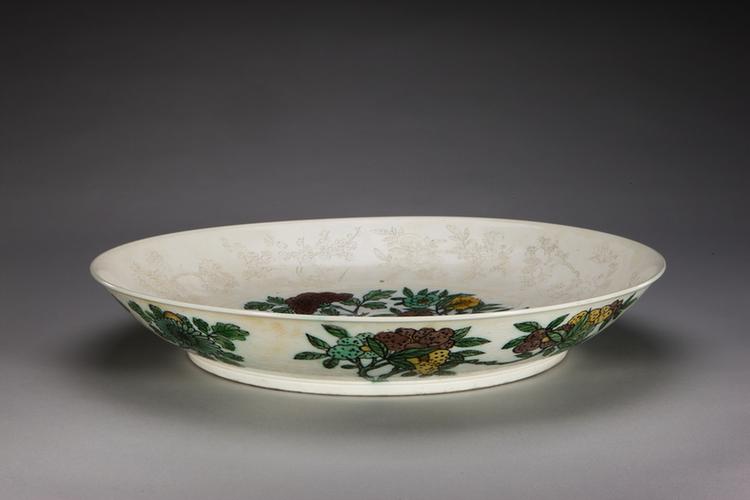 白地素三彩刻花牡丹纹大盘